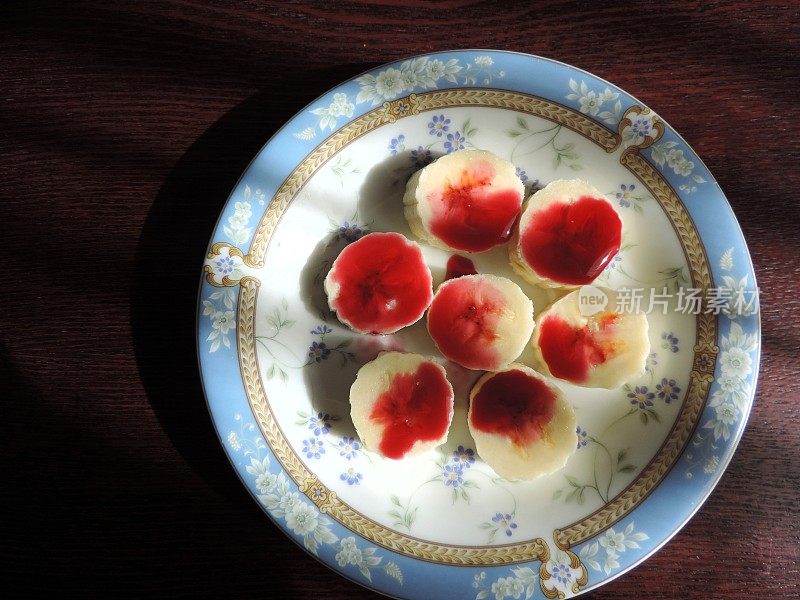 Dessert. Banana slices with raspberry jam.